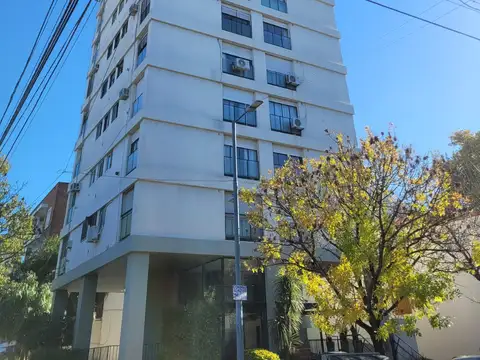EXCELENTE 4 AMBIENTES. SEMIPISO. ESPECTACULARES VISTAS. SUPER CUIDADO Y LUMINOSO. GRAN UBICACION.