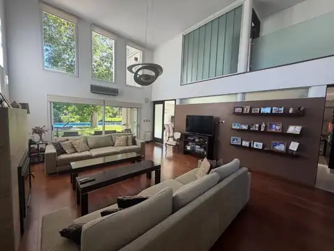 Casa en Venta de 5 Ambientes con Quincho y Piscina en el Exclusivo Club de Campo de Abril
