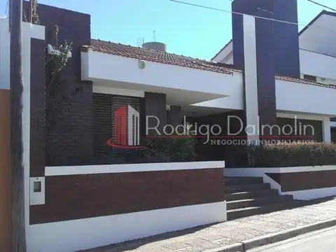 VENDO. Casa en calle 25 de Mayo 934/936. Concordia. ER
