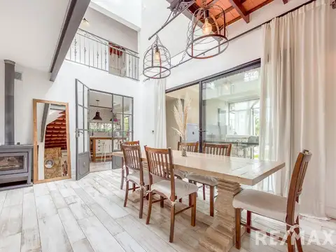 Casa en Venta con 3 cocheras