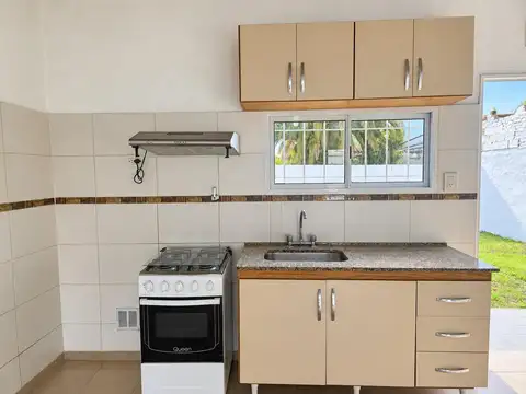 ¡Casa al frente, 2 dormis, jardín y fondo verde!