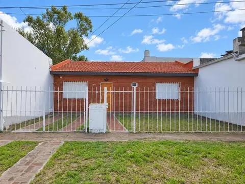 ¡Casa al frente, 2 dormis, jardín y fondo verde!