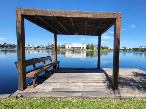 Casa en Venta a la Laguna en Los Alisos - Nordelta - Acepta permuta