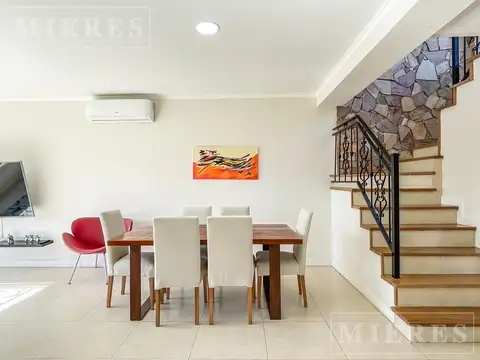 Casa en Alquiler con 2 cocheras