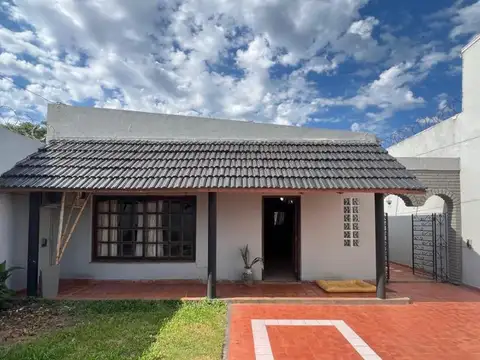 CASA CON AMPLIO TERRENO Y PILETA EN BARRIO MAYORAZ