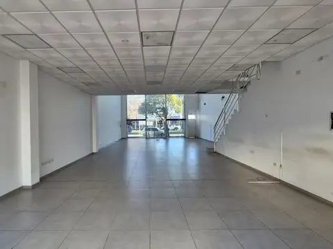 Local en alquiler en Los Hornos sobre avenida 137