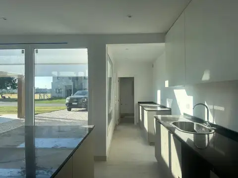 Casa en Alquiler con 3 cocheras