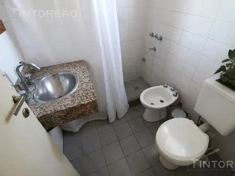 VENTA CASA 4 AMBIENTES EN MONTE GRANDE CON JARDIN Y ESPACIO PARA VEHICULO