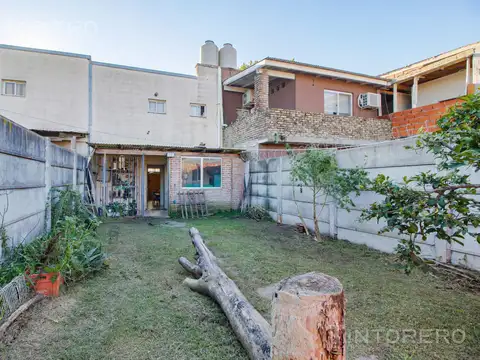 VENTA CASA 4 AMBIENTES EN MONTE GRANDE CON JARDIN Y ESPACIO PARA VEHICULO