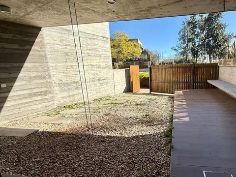 Casa en Alquiler con 2 cocheras