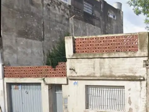 CASA AL FRENTE A REFACCIONAR. SERBANDO BAYO 2309