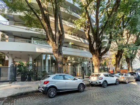 Espectacular departamento en alquiler de tres ambientes con cochera, ubicado en la Isla de Olivos.