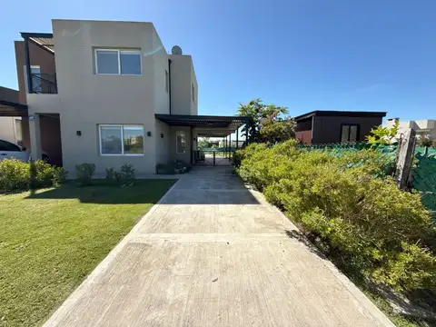 CASA 2 PLANTAS BARRIO SAN RAMON PILETA GALERIA