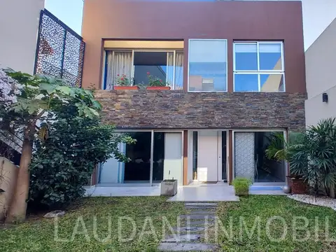 CASA 4amb. con doble COCHERA y quincho