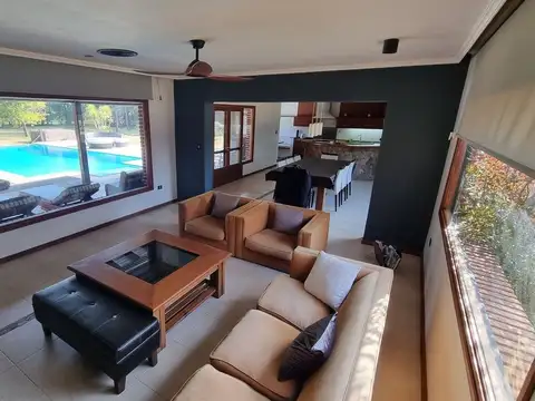 Casa en Venta con 2 cocheras