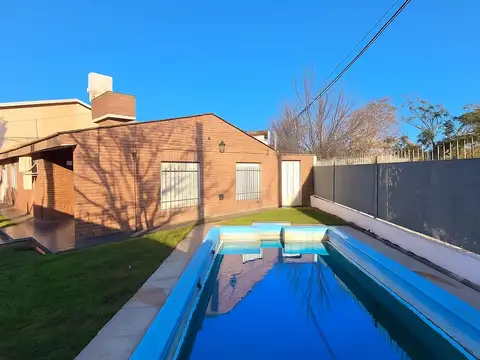 VENTA AMPLIA CASA  + DEPTO  Y  PISCINA  ZONA SUR
