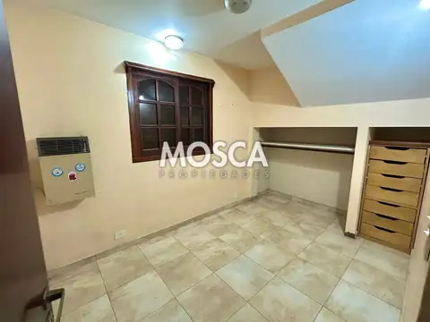 Casa en Alquiler con 3 cocheras