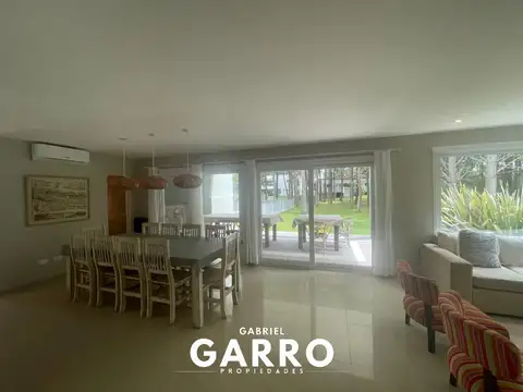 Casa en Venta con 3 cocheras