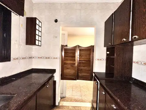 Casa 6 ambientes con 2 baños