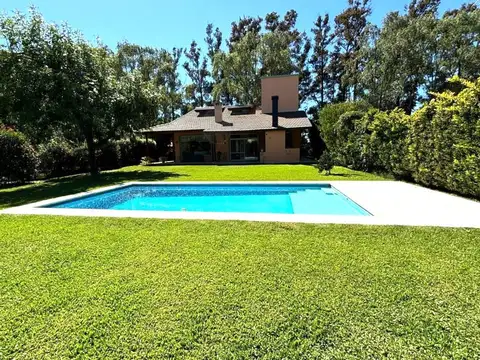 VENTA CASA DE 4 AMBIENTES EN BARRIO LA PEREGRINA LA LONJA PILAR