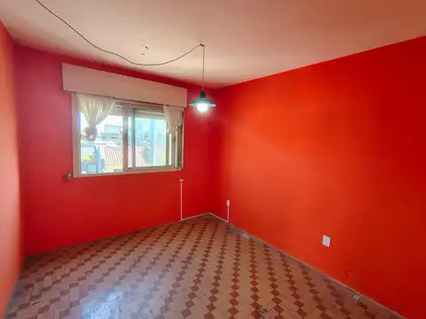 Casa de 5 ambientes en venta en Haedo a reciclar. APTO CREDITO
