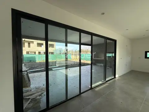 Casa  en Venta en Santa Lucia, Pilar del Este, Pilar