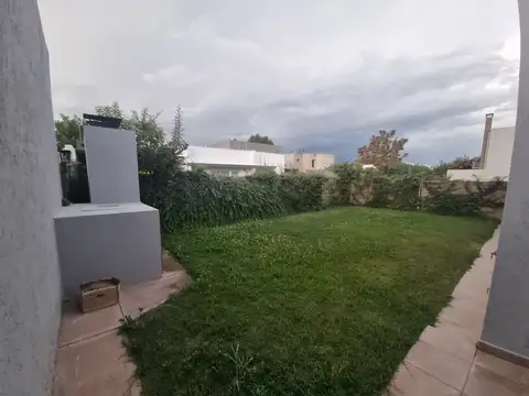 Casa 6 ambientes con 2 baños