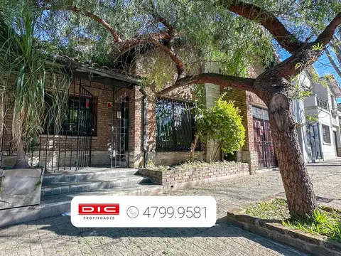 Chalet 4 ambientes venta con jardin piscina  parrilla y cochera en  Olivos