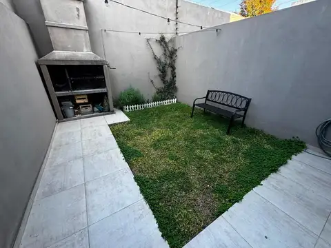 DEPARTAMENTO PLANTA BAJA CON JARDIN Y COCHERA, SIN EXPENSAS!