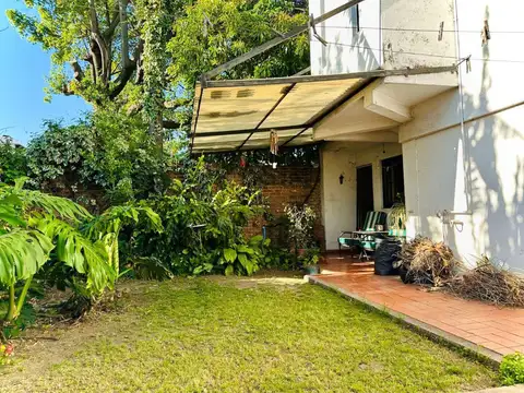 Casa de 4 dormitorios con oficinas y cochera – excelente distribución en dos plantas