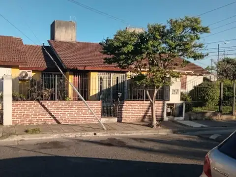 VENTA CASA 5 AMB. PARQUE, QUINCHO, BELLA VISTA