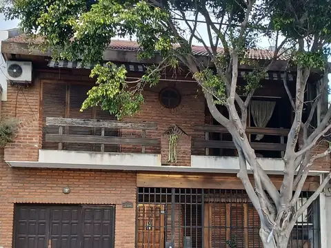 CASA EN VENTA-LOTE PROPIO 286M²-PARQUE AVELLANEDA