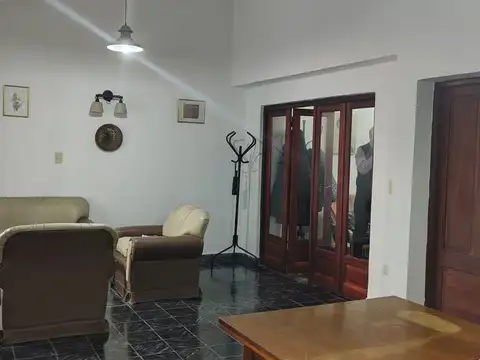 Casa 6 ambientes con 1 baño