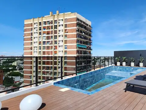 Un ambientes con balcon  y parrilla   