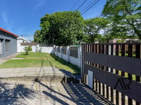 Casa en venta 3 dorm c/ cochera en Nuevo París 5200