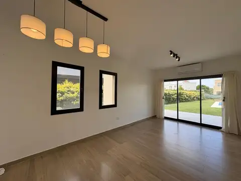 Casa 5 ambientes con 4 baños