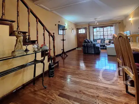 Depto Tipo Casa en Venta con 3 cocheras