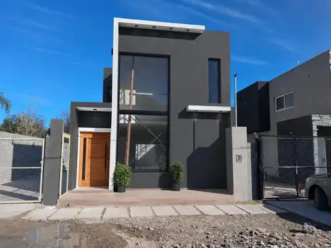 Casa en Venta con 2 cocheras