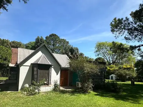 CASA CON PILETA Y GRAN TERRENO EN B° JORGE NEWBERY