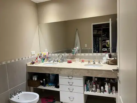 Casa 6 ambientes con 4 baños