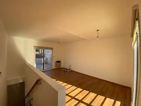 Casa en Alquiler con 1 cochera
