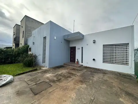 Casa de un dormitorio con parque