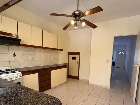 ALQUILER MUY BUEN DUPLEX DE 4 AMBIENTES EN CARAPACHAY CON COCHERA, PATIO Y LAVADERO CUBIERTO