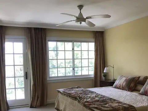 Casa 10 ambientes con 4 baños