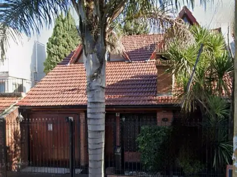 *EXCEL. CHALET 4 AMB.SOBRE LOTE DE 8,66 X 27 *GARAGE PARA 1 AUTO*FONDO LIBRE CON QUINCHO Y PARRILLA