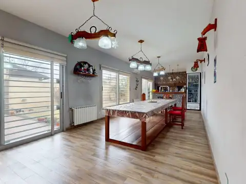Casa 6 ambientes con 2 baños
