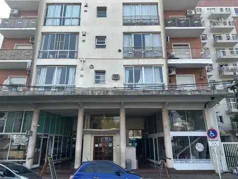 local con entre piso en galeria