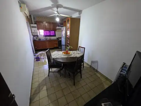 Casa 12 ambientes con 2 baños