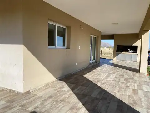 Casa 4 ambientes con 3 baños