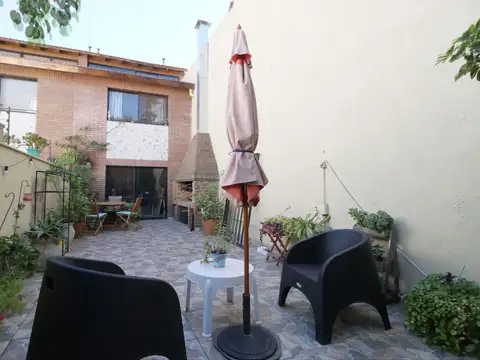 Casa duplex 4 amb c/ptio y quincho Pque Pcios